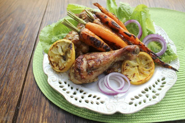 Gegrillte Hühnerkeulen und Karotten — Stockfoto