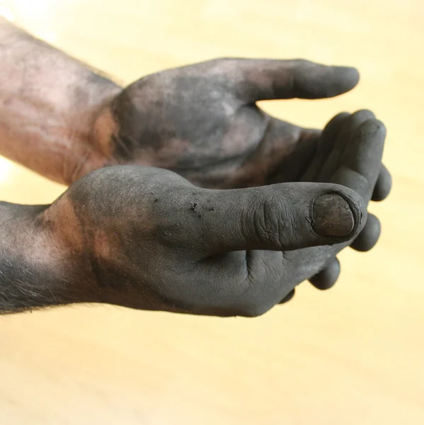 Uomo con le mani sporche — Foto Stock