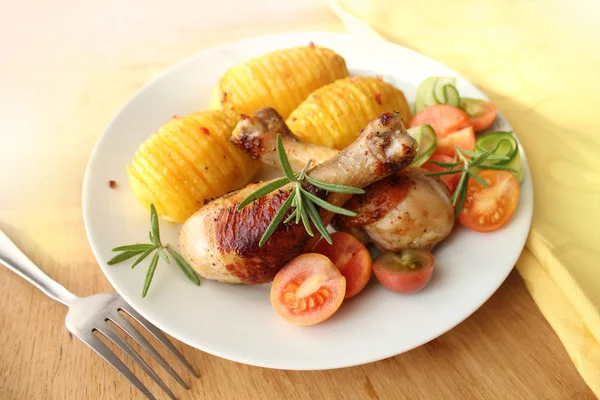 Gamba di pollo arrosto con patate fritte — Foto Stock