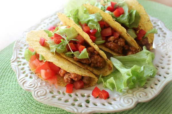 メキシコ料理 - 肉、レタスとトマトのタコス — ストック写真