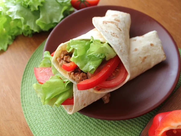 Envolturas de tortilla con carne y verduras — Foto de Stock