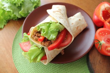 et ve sebze ile tortilla saran