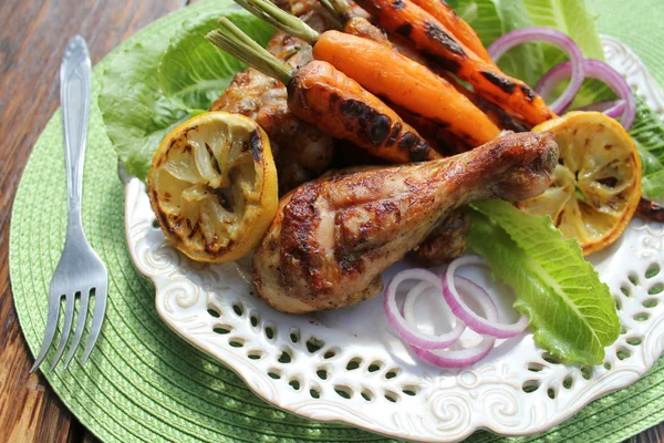 Gegrillte Hühnerkeulen und Karotten — Stockfoto