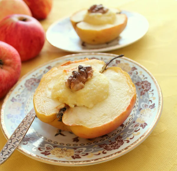 Запеченное яблоко с творогом и орехами — стоковое фото