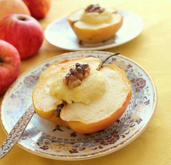 Mela al forno con ricotta e noci — Foto Stock