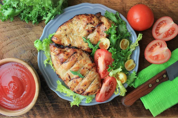 Grilled chicken breast  with salad — Stock Photo, Image