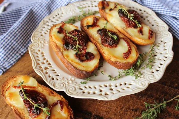 Sandwich with mozzarella, sun-dried tomatoes and thyme — Stock Photo, Image