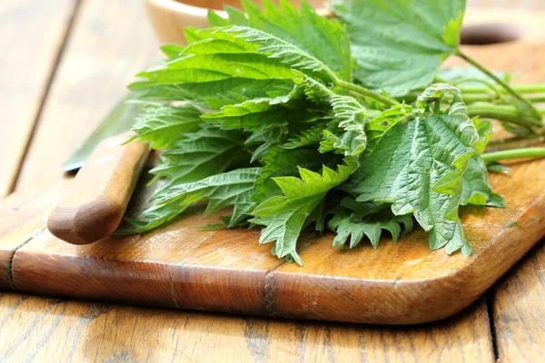 Stinging nettle on a cutting board — Stock Photo, Image