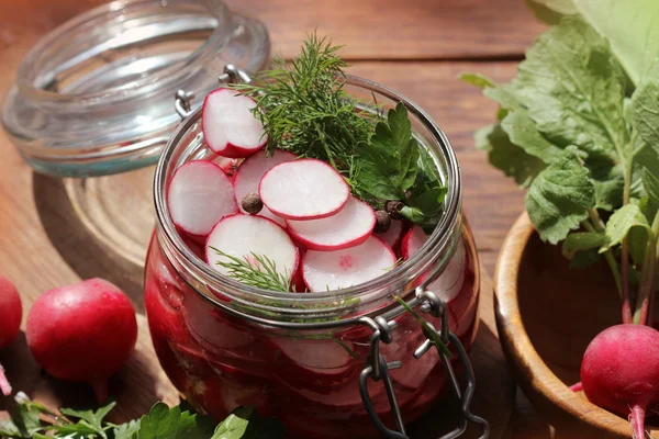 Glazen pot met ingemaakte radijs — Stockfoto