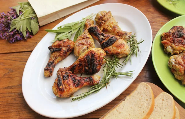 Gegrillte Hühnerkeulen auf dem Tisch — Stockfoto