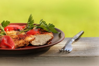 Portakal ve nane ile ızgara tavuk göğsü