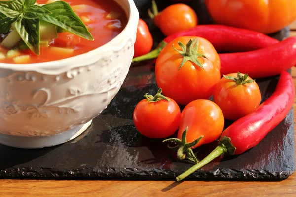Gazpacho de tomate fresco sobre fondo negro — Foto de Stock