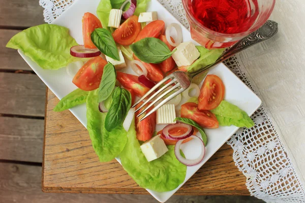 Salad with lettuce, goat cheese and tomatoe — Stock Photo, Image