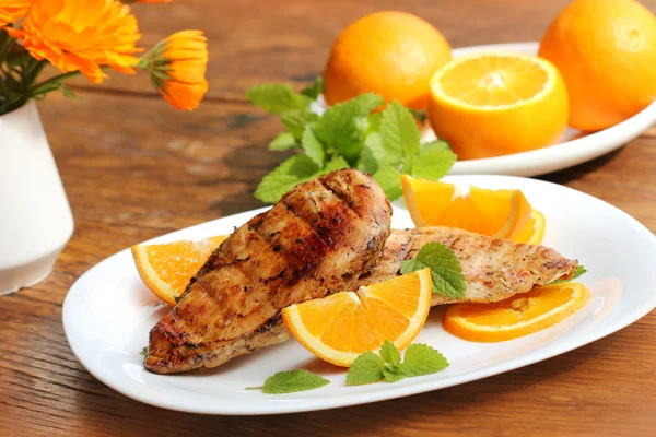 Gegrilde kippenborst met oranje en mint — Stockfoto