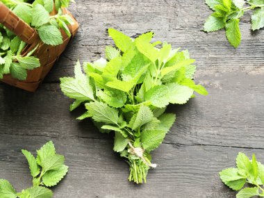 Kırsal bir masada taze nane demeti.