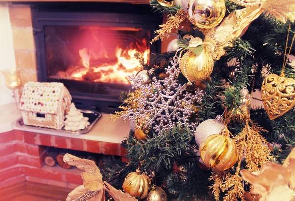 Noel ağacı ve şömine — Stok fotoğraf