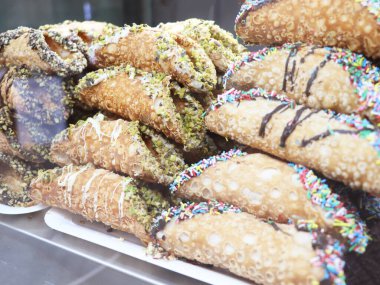 Ricotta peynir krema ve fıstık ile Sicilya cannoli. İtalya'da Sicilya tatlısı