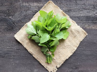 Ahşap zemin üzerinde taze yeşil nane paketi
