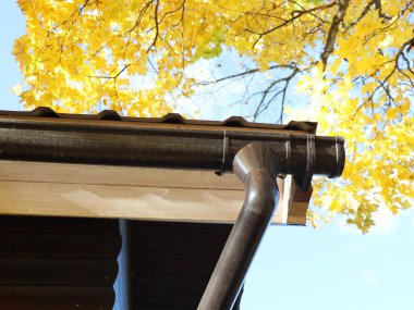 Yağmur oluğu sistemi ve çatısı kardan korunuyor