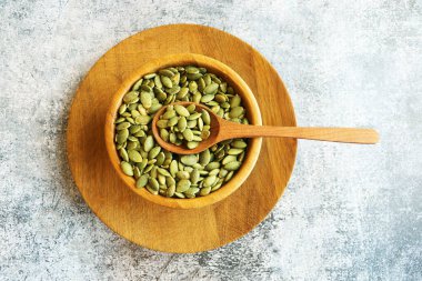 Gri mermer masada kabuk soyulmuş kabak tohumları.