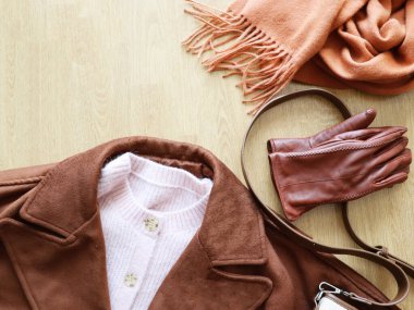 Bahar sonbahar kadın kıyafeti. Kıyafetler, aksesuarlar. Deve kürkü, kıyafet, çanta.