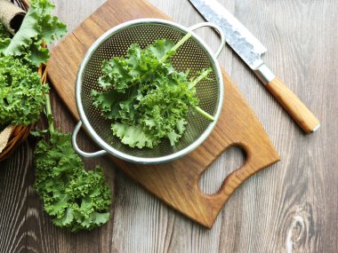 Kevaşede yeşil ve mor Kale yaprakları var. Kapatın. Sağlıklı taze sebzeler.