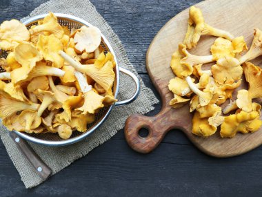 Koyu gri ahşap arka planda çiğ mantar mantarı. 