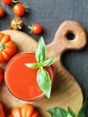 Diyet ve detoks için bardakta servis edilen taze sağlıklı kırmızı domates suyu. Domates suyu detoksu