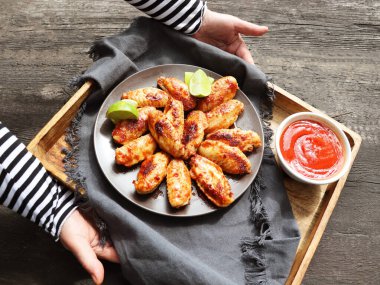 Amerikan mutfağı, kızarmış tavuk kanadı soslu barbekü.