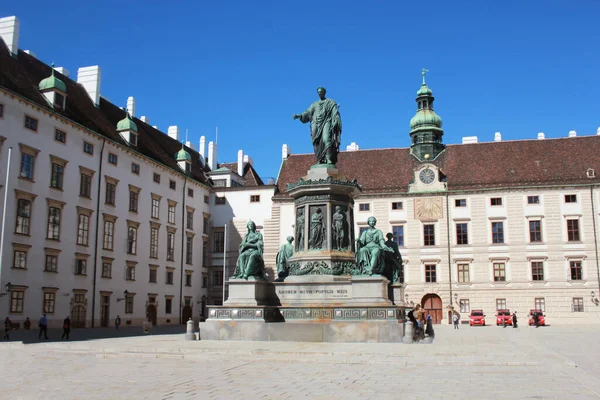 Francis Il 'in heykeli, Amorem Meum Populis Meis. Hofburg Viyana 'sındaki avlu meydanında Kutsal Roma İmparatoru.