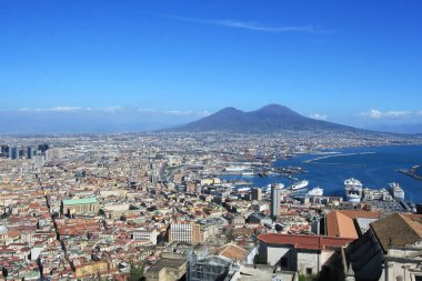 Napoli Şehri ve Vezüv Dağı Panoramik Manzarası