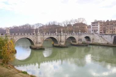 St. Angelo Köprüsü ve İtalya 'da Tiber Nehri ile birlikte Trastevere Bölgesi