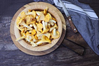 Çiğ yabani mantarlar kara tahtada pişirilmeye hazır.