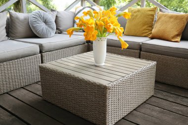 Sarı Çiçekli Konforlu Açık Bahçe Oturma Alanı