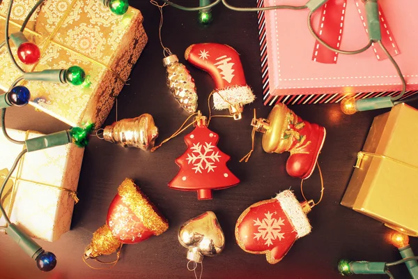 Noel hediye kutuları ve dekorasyon — Stok fotoğraf