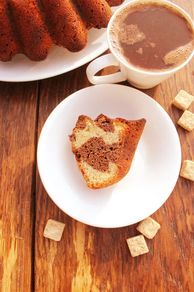 Gâteau en marbre et tasse à café sur table en bois — Photo