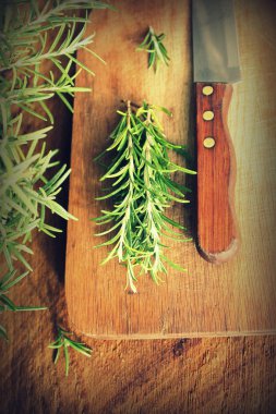 kesme tahtası üzerinde taze biberiye