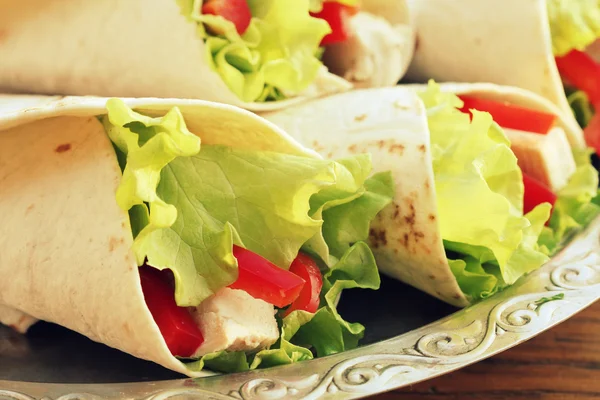 Envolturas de tortilla con pollo y verduras — Foto de Stock