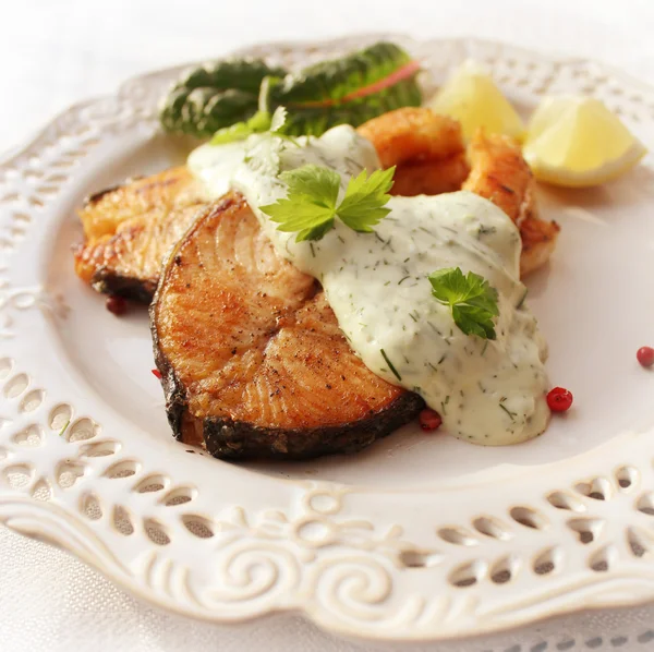 Gegrilde zalm met saus — Stockfoto