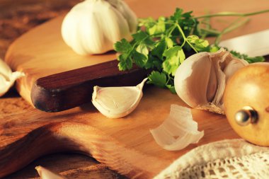 kesme tahtası üzerinde taze sarımsak