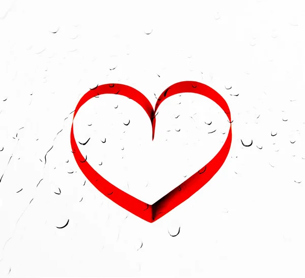 Corazón rojo con gotas de agua sobre fondo blanco —  Fotos de Stock