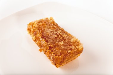 Beyaz izole plaka üzerinde petek 