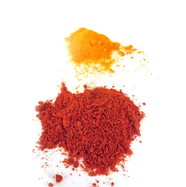 Gewürze Kurkuma und gemahlener Paprika isoliert auf weiß — Stockfoto