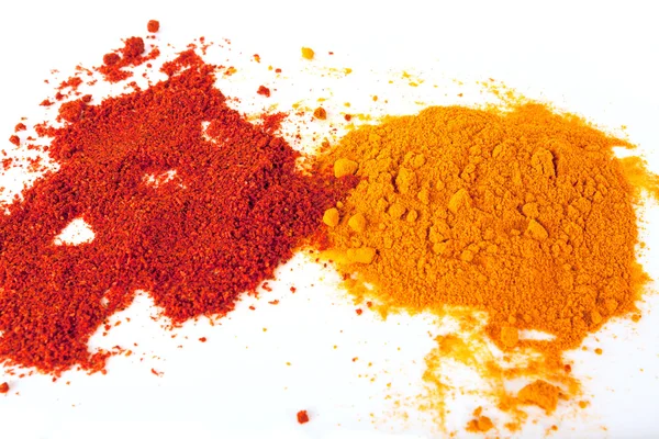 Curcuma arancione (Curcuma) polvere e paprika rossa polvere su bianco — Foto Stock