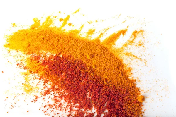 Kurkuma (Kurkuma) und gemahlener Paprika isoliert auf weißem Hintergrund. lizenzfreie Stockbilder