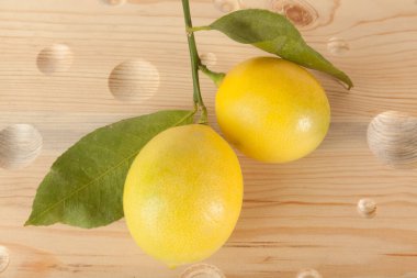 Tahta yüzeyde olgun sarı limonlar