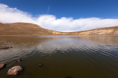 Ermenistan 'da Dağ Gölü ve mavi gökyüzü