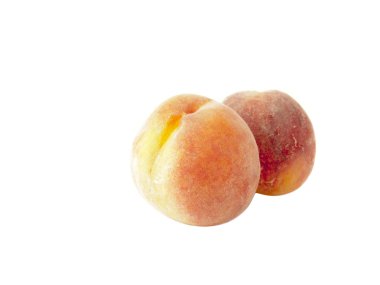 Beyaz arka plan üzerinde izole ağaçtan koparıp kabartmak ile iki olgun şeftali