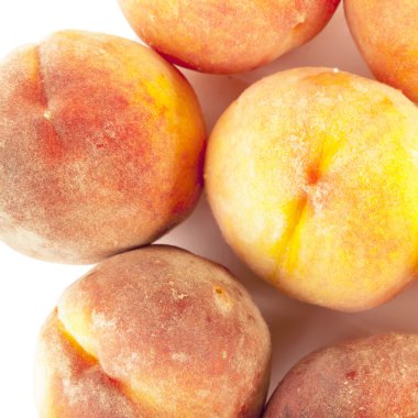 Beyaz arka plan üzerinde izole ağaçtan koparıp kabartmak ile olgun şeftali