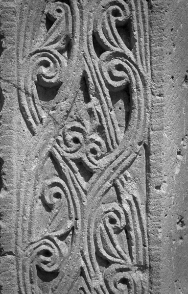 線やモノクロで中世アルメニア教会の壁を飾る手作りのパターンからビンテージ飾り — ストック写真